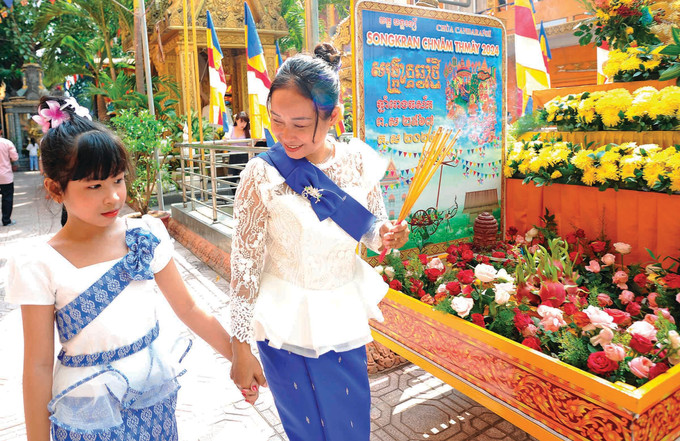 បងប្អូនជនជាតិ ខ្មែរ នាំគ្នាមកវត្ត ចន្ទរង្សី នៅខណ្ឌ ៣ ដើម្បីចូលរួមនូវបណ្តាសកម្មភាពវប្បធម៌ប្រពៃណី ប្រារព្ធពិធីបុណ្យចូលឆ្នាំថ្មីជាមួយគ្នា tphcm-doi-moi-sau-ngay-giai-phong-mien-nam-19.jpg