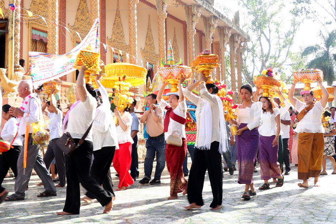 ក្បួនដង្ហែកឋិនប្រទក្សិណជុំវិញព្រះហារចំនួនបីជុំ បន្ទាប់មកចូលទៅកាន់ទីឧបោសថគារចាប់ផ្តើមកម្មវិធីប្រគេនចីវរកឋិនចំពោះសង្ឃ។ 7-kathina.jpg