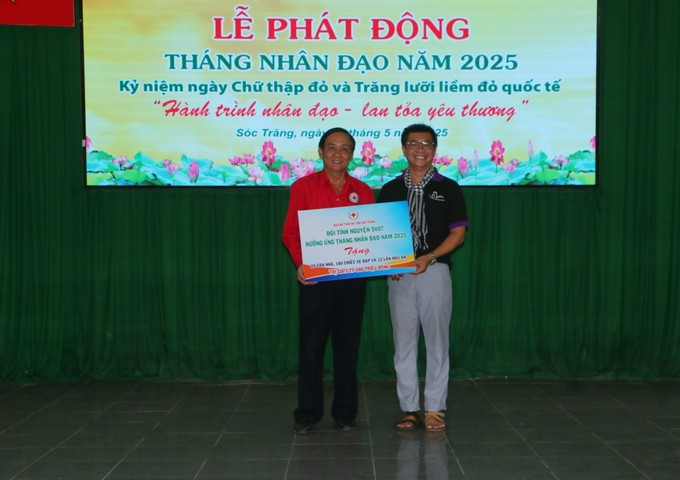 អង្គការ បុគ្គលជាច្រើនបានប្រគល់ជូនស្លាកនិមិត្តរូបនៃថវិកា អំណោយដល់គណៈកម្មាធិការរៀបចំក្នុងពិធីបំផុសខែមនុស្សធម៌ឆ្នាំ ២០២៥ ក្រោមប្រធានបទ “ដំណើរមនុស្សធម៌ - ការរីកសាយភាយនៃសេចក្តីស្រឡាញ់” ប្រារព្ធឡើងនៅថ្ងៃទី ៩ ខែឧសភា ឆ្នាំ ២០២៥ នៅទីរួមខេត្ត ង៉ាណាំ soc-trang-2.jpg