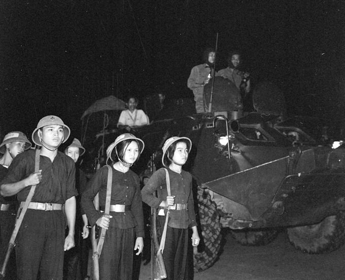 ក្នុងសម័យកាលប្រយុទ្ធប្រឆាំង អាមេរិក សង្គ្រោះប្រទេសជាតិ បណ្តាយុទ្ធនារីកងកាំភ្លើងធំ កងទ័ពរំដោះ ត្រាងបាង (ខេត្ត តីនិញ) ហ្វឹកហាត់ លើកកម្ពស់បច្ចេកទេសប្រយុទ្ធតស៊ូ ជាប្រចាំ ដោយមានស្មារតី "បានជាបាញ់គឺចំ បានជាបើកប្រតិបត្តិការទ័ពគឺជ័យជម្នះ"។ 24-1.jpg