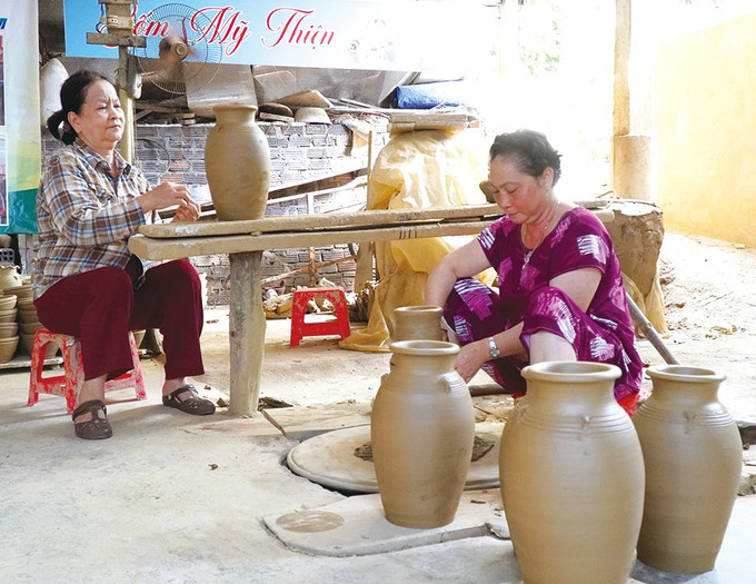សិប្បករ ដាំង វ៉ាន់ទ្រិញ ពិនិត្យផលិតផលកុម្ភការភ័ណ្ឌបន្ទាប់ពីដុតរួចរាល់ 5.jpg
