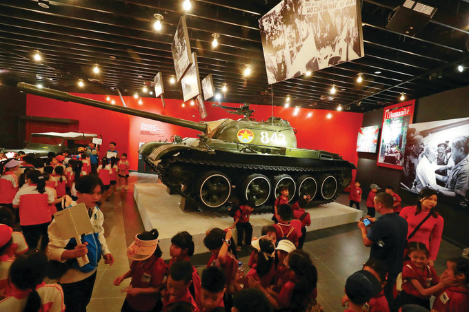 រតនវត្ថុជាតិ - រថក្រោះ T-54B លេខសញ្ញា 843 ត្រូវបានថែទាំជុសជុលនិងដាក់តាំងបង្ហាញនៅសារមន្ទីរប្រវត្តិសាស្ត្រយោធា វៀតណាម ជាភស្តុតាងជាក់ស្តែងកត់ត្រាស្លាកស្នាមយុទ្ធជ័យដ៏ធំធេងរបស់កងទ័ពនិងប្រជាជនយើងក្នុងយុទ្ធនាការ ហូ ជីមិញ 6-bao-tang-lsqs-vn-an-thanh-dat.jpg