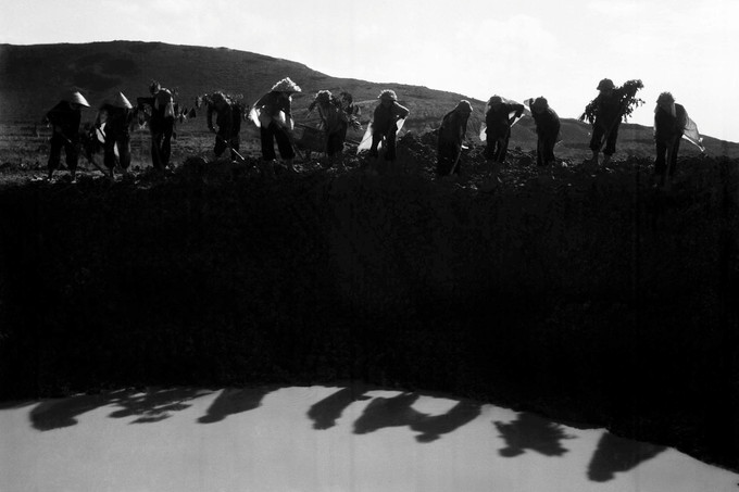 យុវនារីចំនួន ១២ នាក់កងពលតូច ៤ កងអនុសេនាធំយុវជនឈានមុខ ៥៥២ កំពុងរំគាយលុបរណ្តៅគ្រាប់បែក បានពលីដ៏អង់អាចនៅចុងឆ្នាំ ១៩៦៨ ពេលបំពេញភារកិច្ចធានាចរាចរនៅផ្លូវបំបែកបី ដុងឡុក ចំណុច សំខាន់របស់ អាមេរិក វាយប្រហារយ៉ាងសាហាវបំផុតមួយនៅ ហាទិញ។ 14-1.jpg