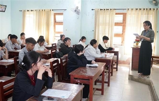 បេក្ខសិស្សបំពេញបែបបទប្រឡងនៅទីតាំងប្រឡងវិទ្យាល័យមធ្យមសិក្សាចំណេះទូទៅ ផាម ភូធឺ (ហ្វាវាង) potal-thi-sinh-da-nang-lam-thu-tuc-du-thi-tot-nghiep-thpt-2025-8113237.jpg