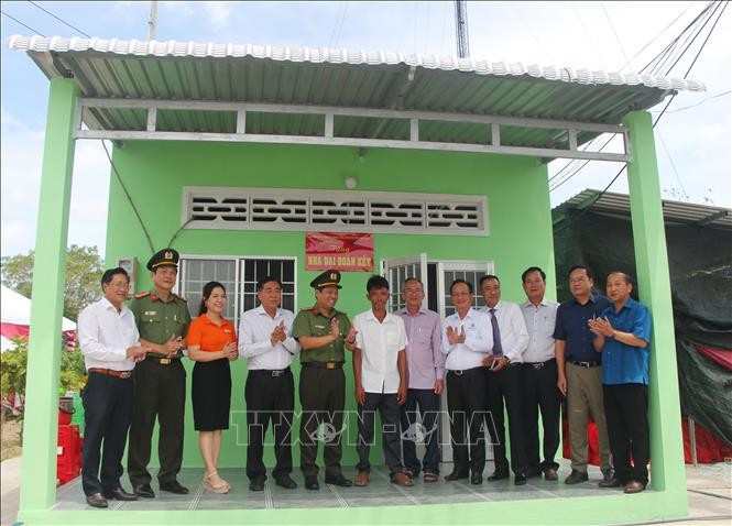 ថ្នាក់ដឹកនាំក្រសួងនគរបាល គណៈកម្មាធិការអចិន្ត្រៃយ៍នៃបក្សខេត្ត គណៈកម្មាធិការប្រជាជនខេត្ត បាកលៀវ និងអ្នកឧបត្ថម្ភបានកាត់ខ្សែបូឡើងផ្ទះពីរខ្នងដំបូងក្នុងចំណោមផ្ទះសរុបចំនួន ៧០០ ខ្នង ឧបត្ថម្ភដោយក្រសួងនគរបាលសម្រាប់គ្រួសារក្រីក្រនៅ បាកលៀវ potal-bac-lieu-hien-thuc-giac-mo-an-cu-cho-nguoi-ngheo-dong-bao-dan-toc-stand-2.jpg