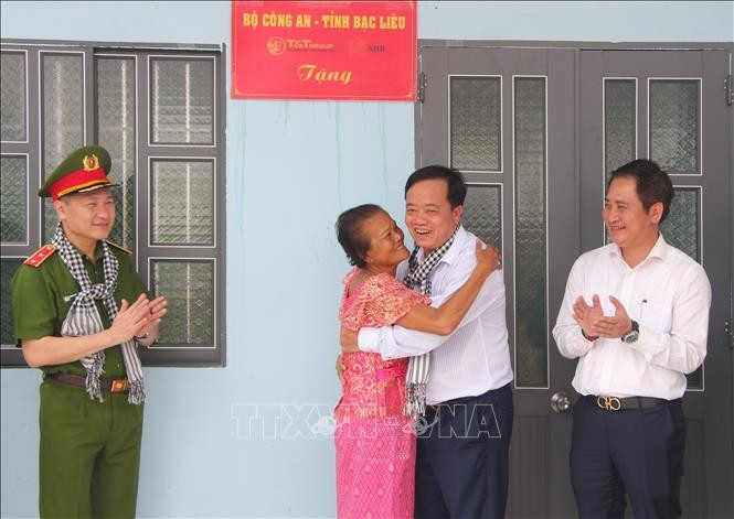 ភាពសប្បាយរីករាយរបស់ក្រុមគ្រួសារជនជាតិខ្មែរនៅឃុំ ហឹងហូយ (ស្រុក វិញលើយ ខេត្ត បាកលៀវ) ក្នុងថ្ងៃឡើងផ្ទះថ្មីរបស់ពួកគេ potal-bac-lieu-hien-thuc-giac-mo-an-cu-cho-nguoi-ngheo-dong-bao-dan-toc-stand-1.jpg