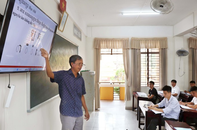 លោក យ៉ាញ់ មេន គ្រូបង្រៀននៅសាលាមធ្យមសិក្សាបំពេញវិជ្ជា បាលី ណាមបូ បង្រៀនថ្នាក់បំប៉នភាសាខ្មែរដល់កម្មាភិបាល យុទ្ធជននៃកងទ័ពការពារព្រំដែនទីក្រុង កឹនធើ ដោយមានការជំនួយពីអេក្រង់ LED ដ៏ទំនើប។ 2-img-2733.jpg