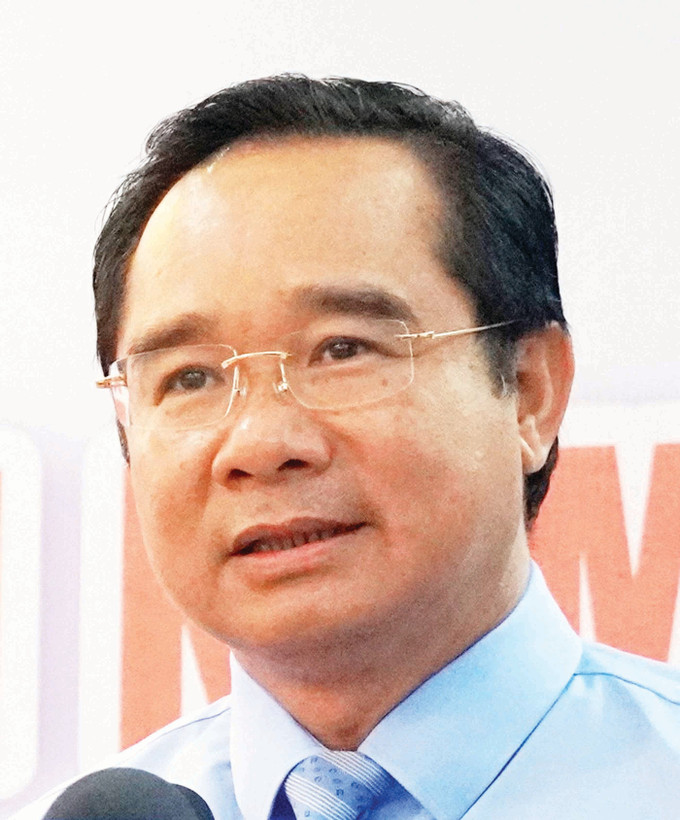 "ឆ្នាំ ២០២៥ ទីក្រុង ហូ ជីមិញ ដាក់គោលដៅកំណើន GRDP (ផលិតផលសរុបលើភូមិសាស្ត្រ) ជាង ១០% ប្រាក់ចំណូលជាមធ្យមក្នុងមនុស្សម្នាក់សម្រេចបានចំនួន ៨.៥០០ ដុល្លារអាមេរិក ថែរក្សារឹងមាំតួនាទី "ក្បាលម៉ាស៊ីន" សេដ្ឋកិច្ច កម្លាំងចលករកំណើនរបស់ប្រទេសទាំងមូលខិតខំ ប្រឹងប្រែងដល់ឆ្នាំ ២០៣០ ប្រាក់ចំណូលជាមធ្យមក្នុងមនុស្សម្នាក់សម្រេចបានចំនួន ១៣.០០០ ដល់ ១៤.០០០ ដុល្លារ អាមេរិក។ ចក្ខុវិស័យដល់ឆ្នាំ ២០៤៥ ទីក្រុង ហូ ជីមិញ នឹងក្លាយជា មជ្ឈមណ្ឌលអំពីសេដ្ឋកិច្ច ហិរញ្ញវត្ថុនៃទ្វីបអាស៊ី ដោយមានប្រាក់ចំណូលជាមធ្យមក្នុងមនុស្សម្នាក់ សម្រេចបានចំនួន ៣៧.០០០ ដុល្លារ អាមេរិក ក្លាយជាគោលដៅដ៏ទាក់ទាញទូទាំងសកលលោក" - លោក ង្វៀន វ៉ាន់ឌឿក ប្រធានគណៈកម្មាធិការប្រជាជនទីក្រុង ហូ ជីមិញ។ chan-dung-chu-tich-tphcm-nguyen-van-duoc.jpg