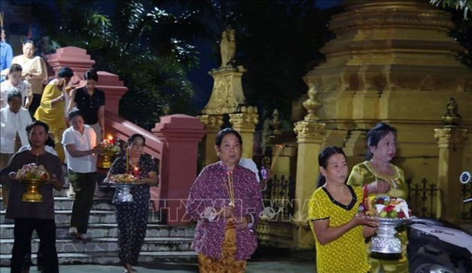 ពិធីបុណ្យសែនដូនតា ប្រចាំឆ្នាំរបស់ប្រជាជនខ្មែរ ចាប់ផ្តើមពីថ្ងៃទី ១ រោច រោច ដល់ ១៥ រោច ខែ ខែភទ្របទ 122155-potal-dong-bao-khmer-ca-mau-phan-khoi-don-le-sene-dolta-stand-1.jpg