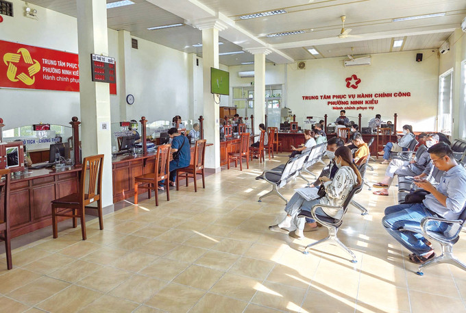 ប្រជាជនមកធ្វើបែបបទរដ្ឋបាលនៅមជ្ឈមណ្ឌលសេវារដ្ឋបាលសាធារណៈសង្កាត់ និញកៀវ ទីក្រុង កឹនធើ នាព្រឹកថ្ងៃទី ១ ខែ កក្កដា ឆ្នាំ ២០២៥។ រូបថត៖ ថាញ់លៀម cq-2-cap-15b.jpg