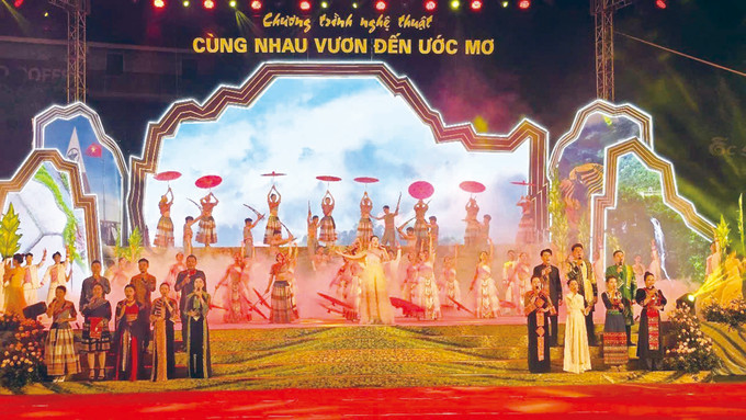 កម្មវិធីសិល្បៈ "រួមគ្នាឈោងឈានទៅកាន់ក្តីសុបិន"អបអរសាទរការបង្កើតខេត្ត ឡាវកាយ (ថ្មី)។ រូបថត៖ ហឿងធូ cq-2-cap-06b.jpg