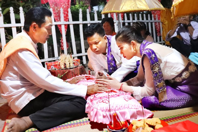 ក្នុងពិធីមង្គលការរបស់ជនជាតិខ្មែរ លោកគ្រូអាចារ្យតែងតែផ្តល់ដំបូន្មានដល់កូនកំលោះអំពីជីវិតអាពាហ៍ពិពាហ៍នាពេលអនាគតដោយប្រើពាក្យពេចន៍ដកស្រង់ចេញពីកំណាព្យ ច្បាប់ប្រុស ។ រូបថត៖ សឺន ហេង img-0350.jpg
