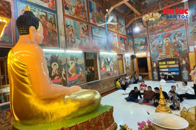 តាមទំនៀមទម្លាប់របស់ជនជាតិ ខ្មែរ នៅភាគខាងត្បូងនៃប្រទេសវៀតណាម ពិធីសែនដូនតា ប្រព្រឹត្តទៅចាប់ពីថ្ងៃ ១៤ រោច ខែភទ្របទ ដល់ថ្ងៃ ១ កើតខែអស្សុជ តាមច័ន្ទគតិ។ senedolta3-8217.jpg