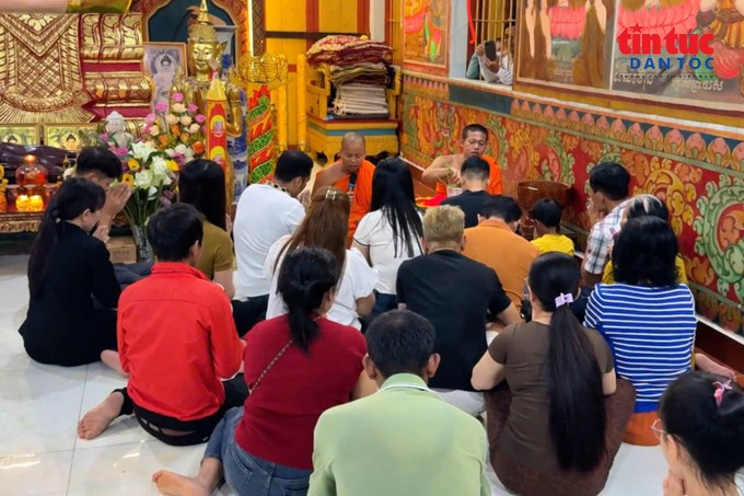 ពិធីបុណ្យកាន់បិណ្ឌ ពិធីដាក់បាត្រ និងពិធីសម្តែងធម៌ទេសនា បង្សុកូល ត្រូវបានប្រារព្ធឡើង បង្កើតជាកន្លែងពិសិដ្ឋនៃជំនឿ និងទំនាក់ទំនងផ្សារភ្ជាប់សហគមន៍។ senedolta6-7844.jpg