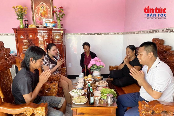 តាមទំនៀមទម្លាប់ជនជាតិ ខ្មែរ នៅថ្ងៃដំបូងពិធីសែនដូនតាគឺសែនទទួលដូនតា។ ក្នុងរូបថត៖ ក្រុមគ្រួសាររបស់លោក សឺន ហេង (ភូមិ បឹងទ្រព្យ អា ឃុំ អាននិញ ទីក្រុង កឹនធើ) ធ្វើពិធីសែនទទួលដូនតា។ senedolta2-7529.jpg