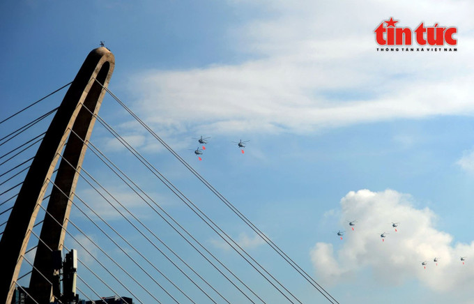 រូបភាពនៃឧទ្ធម្ភាគចក្រនាំយកទង់បក្ស ទង់ជាតិកំពុងហោះហើរលើស្ពាន បាសន 3-4783.jpg