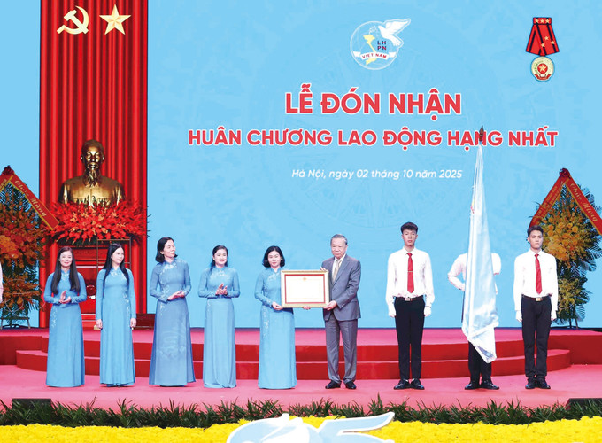 លោកអគ្គលេខាបក្ស តូឡឹម អញ្ជើញចូលរួមពិធីរំលឹកខួបអនុស្សាវរីយ៍ ៩៥ ឆ្នាំ បង្កើតសមាគមសហព័ន្ធនារី វៀតណាម (១៩៣០ - ២០២៥)។ ក្នុងរូបថត៖ លោកអគ្គលេខាបក្ស តូឡឹម អញ្ជើញប្រគល់ជូនគ្រឿងឥស្សរិយយសការងារ លំដាប់ថ្នាក់លេខមួយដល់សមាគមសហព័ន្ធនារី វៀតណាម។ 1-5.jpg