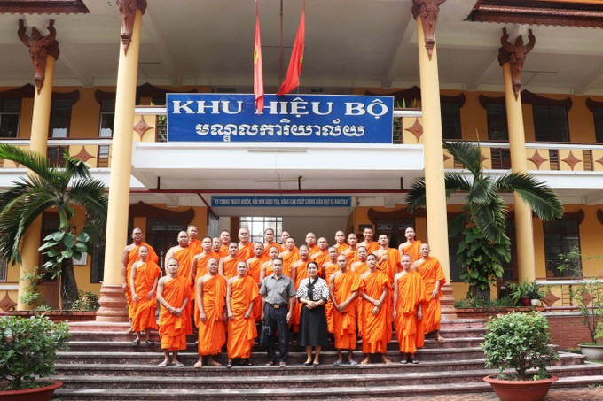 បច្ចុប្បន្ន ទូទាំងសាលារៀនមានការិយាល័យ ១ ផ្នែក ២ និងថ្នាក់រៀនចំនួន ៧ តភ្ជាប់អ៊ីនធឺណិតដើម្បីបម្រើការបង្រៀន និងការគ្រប់គ្រង ធានាគុណភាពសិក្សាប្រកបដោយប្រសិទ្ធភាព។ 9-img-3259.jpg