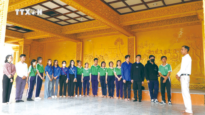 សមាជិកសម្ព័ន្ធយុវជនស្រុក ចូវថាញ់ ស្តាប់ការសម្តែងអត្ថាធិប្បាយអំពីព្រះចេតិយព្រះសព ៤ អង្គយុទ្ធសមណពលី (ខេត្ត កៀនយ៉ាង ចាស់) vna-potal-50-nam-thong-nhat-dat-nuoc-thap-4-su-liet-si-bieu-tuong-truyen-thong-yeu-nuoc-cua-dong-bao-khmer-7990426.jpg
