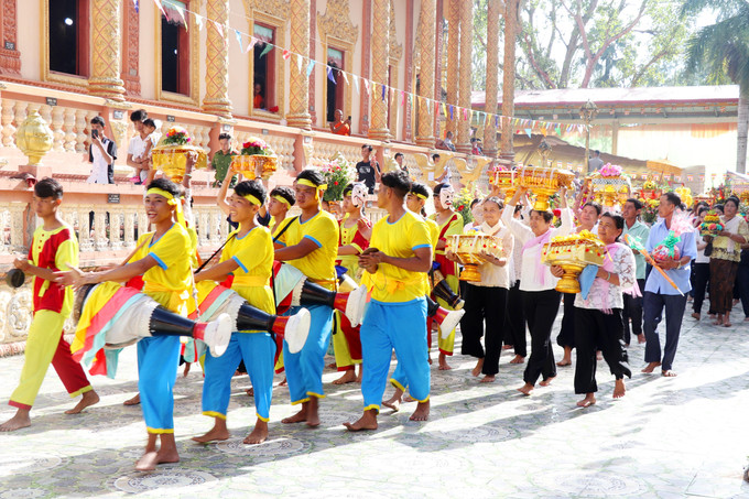 ពិធីដង្ហែអង្គកឋិនទានប្រទក្សិណជុំវិញព្រះហារ អមដោយសំឡេងស្គរឆៃយ៉ាំដ៏គគ្រឹកគគ្រេង បង្កើតបានជាបរិយាកាសរស់រវើក និងអ៊ូអរសម្រាប់ពិធីបុណ្យ។ 6-kathina.jpg