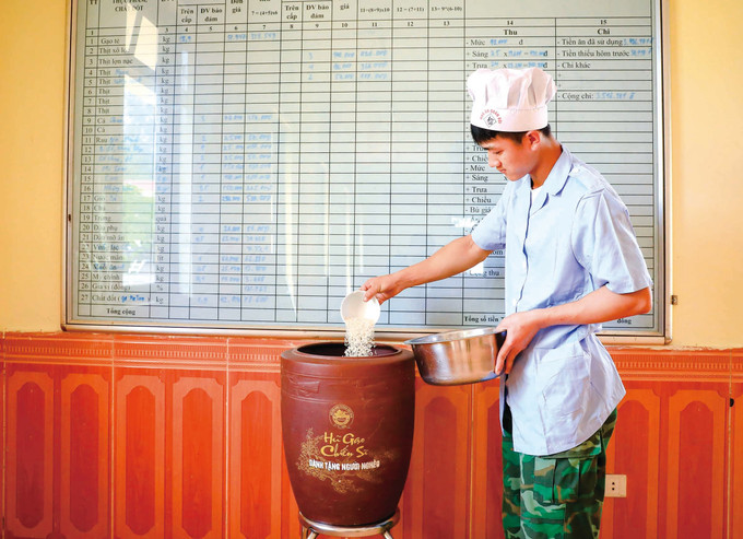 នៅប៉ុស្តិ៍ការពារព្រំដែន មឿងមឿន ស្រុក មឿងចា (ខេត្ត ដៀនបៀន) មុនម៉ោងដាំបាយម្តងៗ យុទ្ធជនក៏កើបអង្ករអស់មួយចានទុកដើម្បីចាក់ ចូលទៅក្នុង "ខាប់អង្ករយុទ្ធជន" 1-1.jpg