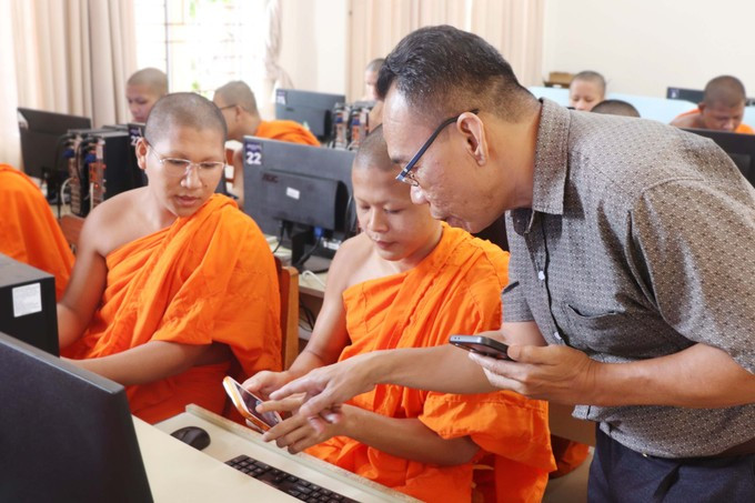 លោក ម៉ាយ យុងត្រាង គ្រូបង្រៀននៅសាលាមធ្យមសិក្សាបំពេញវិជ្ជា បាលី ណាមបូ ណែនាំសមណសិស្សក្នុងការចូលប្រើកម្មវិធីនៅលើមូលដ្ឋានគ្រឹះស្មាតហ្វូន។ 4-img-2980.jpg