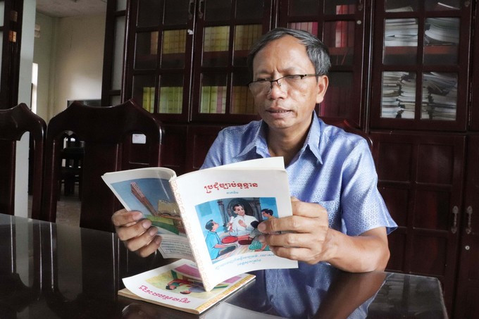 កម្រងកំណាព្យ ច្បាប់ប្រុស ត្រូវបាននិពន្ធតាមកំណាព្យបទព្រហ្មគីតិ (៥-៦ ព្យាង្គ) ជាទម្រង់កំណាព្យប្រពៃណី ពេញនិយមក្នុងអក្សរសិល្ប៍ខ្មែរបុរាណ។ រូបថត៖ សឺន ហេង img-3334.jpg