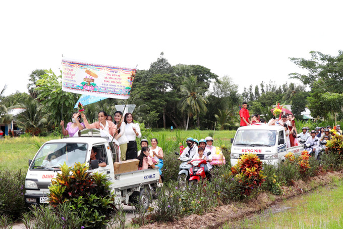 ពុទ្ធបរិស័ទដង្ហែក្បួនកឋិនឆ្លងកាត់ភូមិនានាដោយសំឡេងហូរអ៊ូអរ នាំយកកឋិនទានប្រគេនព្រះសង្ឃនៅវត្តទំនប់។ 1-kathina.jpg