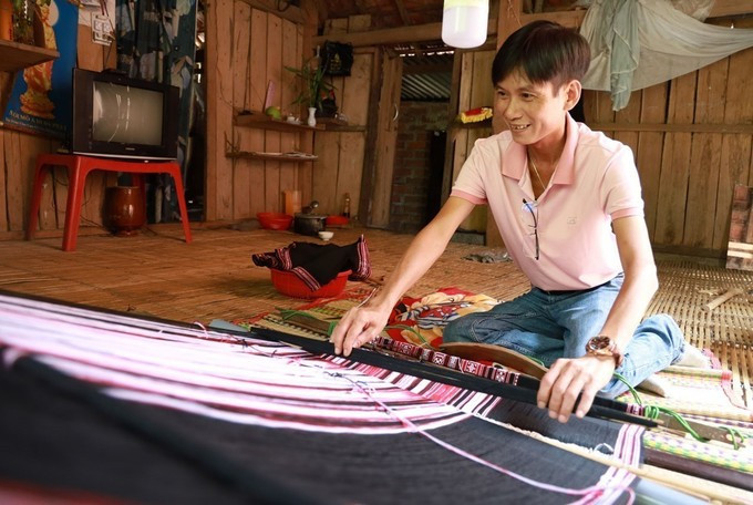 ភ្ញៀវទេសចរទទួលបទពិសោធន៍ផ្ទាល់ពីការត្បាញសំពត់សង្គិមនៅភូមិសិប្បកម្ម ស៊ីថយ det-4825.jpg