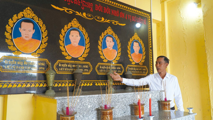 អ្នកសម្តែងអត្ថាធិប្បាយឧទេ្ទសនាមអំពីព្រះឧបជ្ឈាយ៍ ៤ ព្រះអង្គ យុទ្ធសមណពលីនៅកេរដំណែលប្រវត្តិសាស្ត្រលំដាប់ថ្នាក់ជាតិព្រះចេតិយព្រះសព ៤ អង្គយុទ្ធសមណពលី (ខេត្ត កៀនយ៉ាង ចាស់) potal-50-nam-thong-nhat-dat-nuoc-thap-4-su-liet-si-bieu-tuong-truyen-thong-yeu-nuoc-cua-dong-bao-khmer-7990425.jpg
