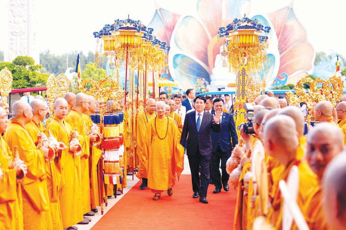 លោកប្រធានរដ្ឋ លឿង កឿង អញ្ជើញចូលរួម ពិធីបើកមហាបុណ្យវិសាខបូជាអង្គការសហប្រជាជាតិ ២០២៥ នៅវិទ្យាស្ថានពុទ្ធសាសនា វៀតណាម គ្រឹះស្ថាន ២ ឃុំ ឡេ មិញស៊ន់ ស្រុក ប៊ិញចាញ់ (ទីក្រុង ហូ ជីមិញ) dai-le-vesak-lien-hop-quoc-1b.jpg