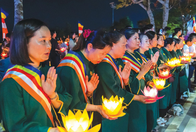 ពុទ្ធបរិស័ទគ្រប់ទិសទីស្រុះស្រួលបួងសួងសុំសេចក្តីសុខសាន្ត សុភមង្គលដល់ក្រុមគ្រួសារ នៅពិធីសូត្រធម៌សុំអោយសន្តិភាពពិភពលោកប្រព្រឹត្តឡើងនៅបរិវេណវិទ្យាស្ថាន ពុទ្ធសាសនា វៀតណាម គ្រឹះស្ថាន ២ ឃុំ ឡេ មិញស៊ន់ ស្រុក ប៊ិញចាញ់ (ទីក្រុង ហូ ជីមិញ) ក្នុងឱកាសមហាបុណ្យវិសាខបូជាអង្គការសហប្រជាជាតិ ២០២៥ dai-le-vesak-lien-hop-quoc-15.jpg