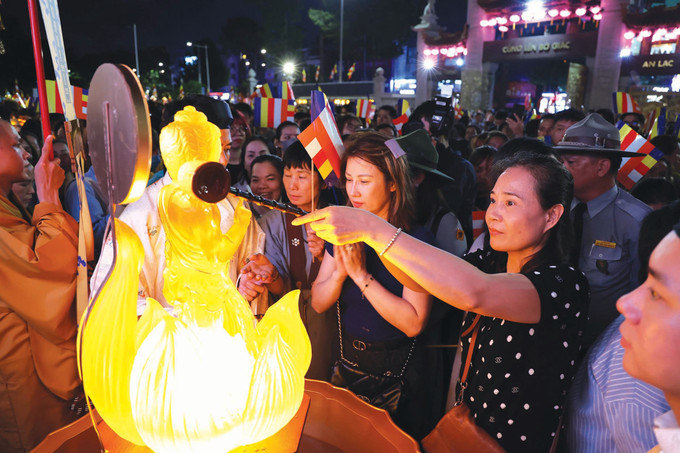 ពុទ្ធបរិស័ទ ប្រជាជនទីក្រុង ហូ ជីមិញ យ៉ាងច្រើនកុះករអញ្ជើញចូលរួម ប្រារព្ធពិធីកិច្ច "ស្រង់ព្រះ" ជាមួយគ្នាក្នុងក្របខ័ណ្ឌមហាបុណ្យវិសាខបូជា អង្គការសហប្រជាជាតិ ២០២៥ dai-le-vesak-lien-hop-quoc-12.jpg