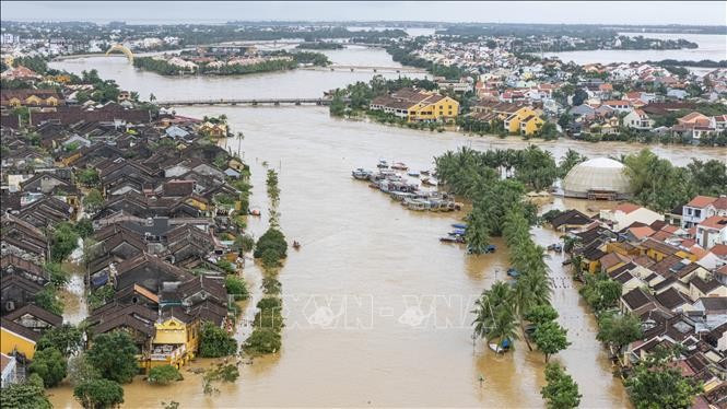 ទឹកទន្លេ ហ្វាយ ជន់លិចផ្ទះបុរាណរាប់ពាន់ខ្នងនៅទីក្រុង ហូយអាន។ រូបថត៖ អាញ់យុង/ទីភ្នាក់ងារសារព័ត៌មានវៀតណាម hoi-an-1.jpg