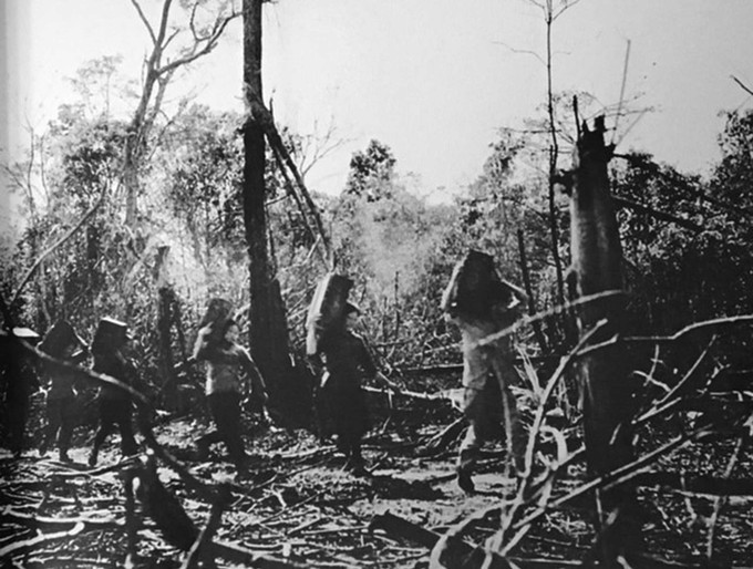 នារី វៀតណាម សម័យកាលណាក៏តែងតែមានលក្ខណសម្បត្តិដ៏ថ្លៃថ្នូរក្នុងខ្លួន ដែលលោក អ៊ំ ហូ ធ្លាប់បានប្រគល់ជូន "វីរជន - មិនចុះញ៉ម - ស្មោះស្ម័គ្រ - ចំណាន"។ ក្នុងរូបថត៖ នារីស្វ័យត្រាណរដ្ឋធានីត្រៀមចូលរួមប្រយុទ្ធតស៊ូ ជាស្រេចក្នុងរយៈពេល ១២ យប់ថ្ងៃខែ ធ្នូ ឆ្នាំ ១៩៧២។ 29.jpg