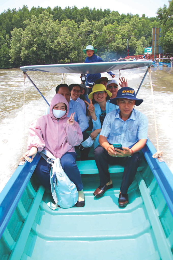 ភ្ញៀវទេសចរឆ្លងកាត់បទពិសោធន៍ទេសចរណ៍អេកូឡូស៊ីសហគមន៍ - ទេសចរណ៍ បៃតងនៅឃុំ ដឹតមូយ ស្រុក ង៉ុកហៀន 11-du khach tham quan xa Dat Mui Ngoc Hien-ca mau-anh Kim Ha.jpg