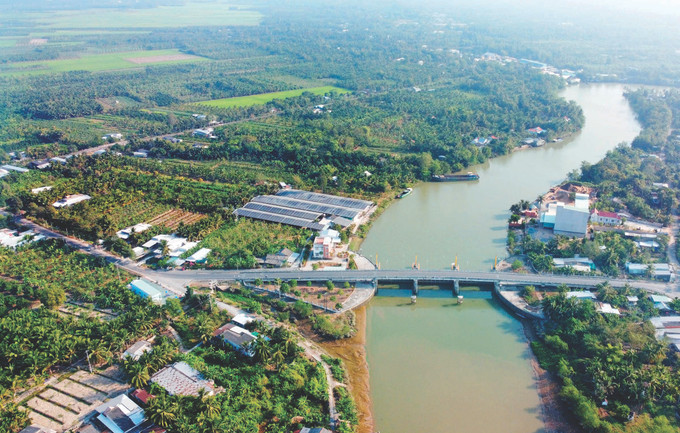 ក្នុងប៉ុន្មានឆ្នាំកន្លងទៅថ្មីៗ នេះ ខេត្ត ត្រាវិញ បានជំរុញយ៉ាងខ្លាំងក្លាការវិនិយោគលើហេដ្ឋារចនាសម្ព័ន្ធធារាសាស្ត្រ បម្រើការស្រោចស្រពទឹកអោយផ្ទៃដី កសិកម្មរាប់រយពាន់ហិកតា រួមចំណែកជំរុញការអភិវឌ្ឍសេដ្ឋកិច្ច លើកកម្ពស់ជីវភាពបងប្អូនជនជាតិ Tra Vinh tim nuoc ngot cho vung han man 1.JPG