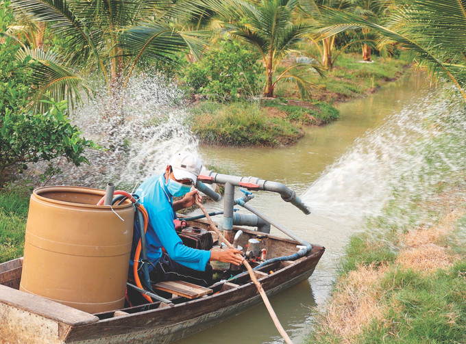 កសិករនៅឃុំ លឿងហ្វា ស្រុក ចូវថាញ់ (ខេត្ត ត្រាវិញ) បានផ្លាស់ប្តូរដីធ្វើស្រែ មិនសូវមានប្រសិទ្ធភាពងាកមកដាំដំណាំដូងផ្តល់ទិន្នផលនិងប្រសិទ្ធភាពសេដ្ឋកិច្ចខ្ពស់ Tra vinh tim nuoc ngot cho vung hang man bia 1B.jpg