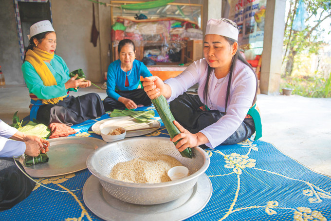 ការវេចនំបំពង់និងនំបាញ់ជឹង (នំអន្សមជ្រុង) ក្នុងប៉ុន្មានថ្ងៃពិធីបុណ្យទាន បុណ្យចូលឆ្នាំថ្មីជាលក្ខណៈវប្បធម៌ប្រពៃណីដ៏ល្អប្រពៃត្រូវបានថែរក្សាអស់ជាច្រើនជំនាន់ជនជាតិ មឿងនៅខេត្ត ហ្វាប៊ិញ 45-ve mien van hoa Muong-luu trong dat.jpg