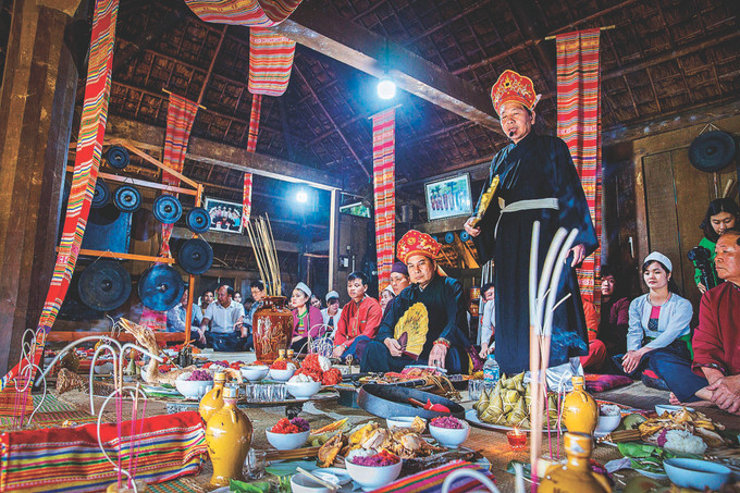 ម៉មឿង (ពិធីកិច្ចសែនព្រេន) ជាបេតិកភណ្ឌវប្បធម៌ដ៏វិសេសវិសាលមួយ ឆ្លុះបញ្ចាំងជីវទស្សនៈ លោកទស្សនៈនៃជនជាតិ មឿង បង្កប់នូវអត្ថន័យអប់រំជាច្រើន ចំពោះសហគមន៍ 33-Mo Muong-luu trong dat.jpg