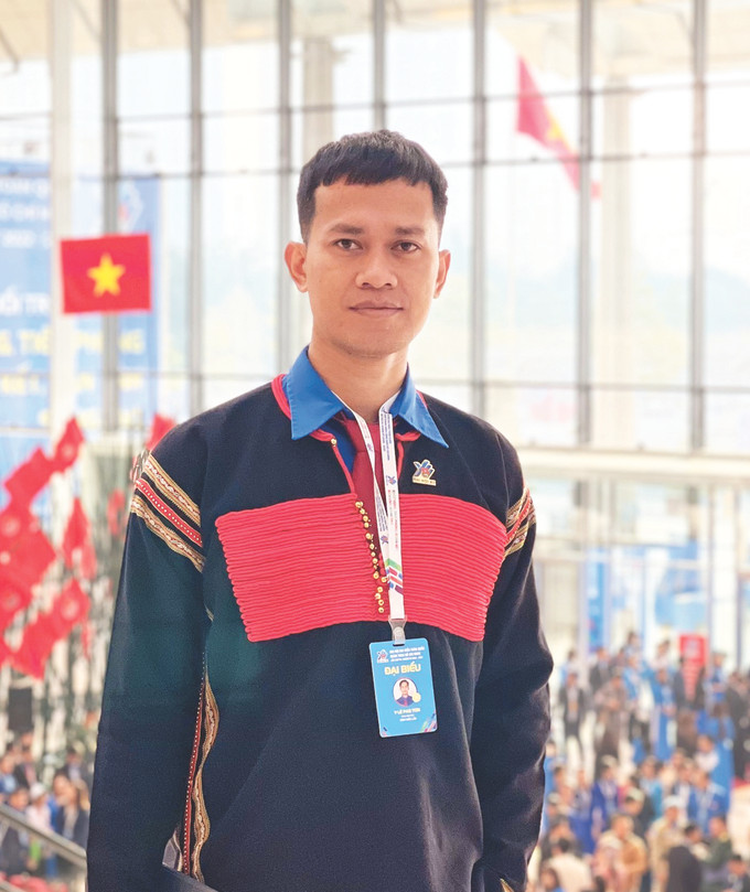 លោក អ៊ី ឡេប៉ាស ទើរ៍ anh 3-Y Lê Pas Tơr-dai dien Tay Nguyen-an ttxvn phat.jpg