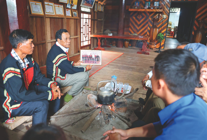 ព្រឹទ្ធាចារ្យភូមិ អ៊ី ឌ្ហុនហ្មក់ anh 8-gia lang o Dak Lak-anh Hoai THu.jpg