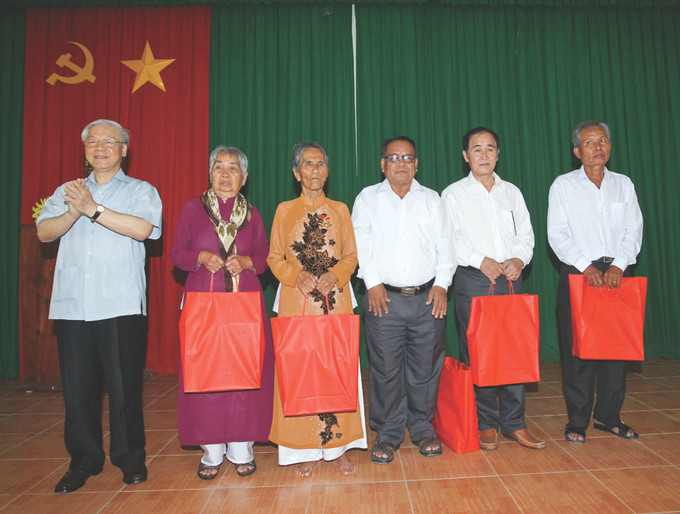 លោកអគ្គលេខាបក្ស ង្វៀន ភូត្រុង អញ្ជើញសួរសុខទុក្ខវីរមាតា វៀតណាម នៅឃុំជនបទថ្មី ង៉ុកតូ ស្រុក មីស្វៀន ខេត្ត សុកត្រាំង (ថ្ងៃទី ៩ ខែ មីនា ឆ្នាំ ២០១៥) 7-soc trang-tri dung.jpg