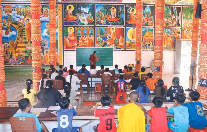 2-hoc chu Khmer-soc trang-tuan phi.jpg