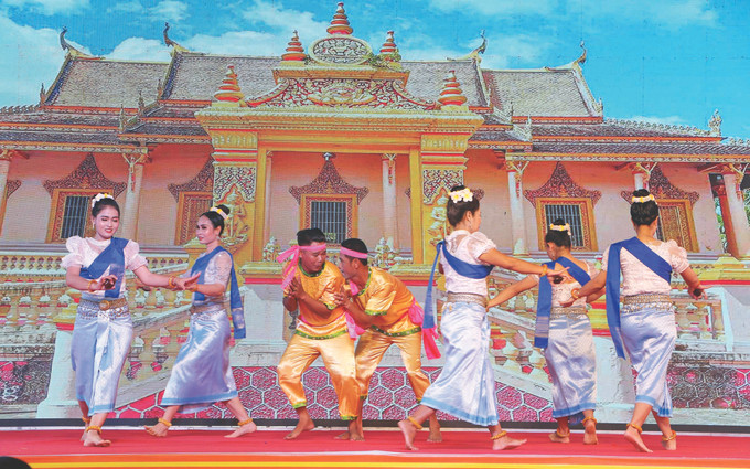 ធ្វើតាមពាក្យបណ្តាំរបស់លោកអគ្គលេខាបក្ស ង្វៀន ភូត្រុង បងប្អូនជនជាតិ ខ្មែរ ខេត្ត សុកត្រាំង ថែរក្សានិងពង្រីកអត្តសញ្ញាណជានិច្ចកាល 1-tuan phi-khmer soc trang.jpg