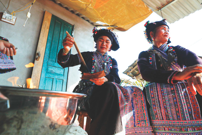 5-phu nu Lao-Viet Nguyen.jpg