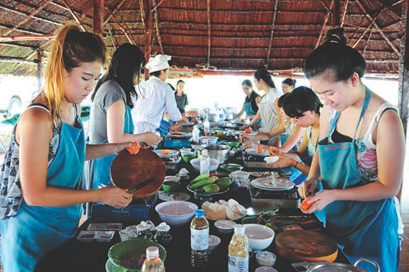 ភ្ញៀវទេសចរថែទាំប្រមូលផលបន្លែ មើមដំណាំនិងកែច្នៃទៅជាមុខអាហារប្រពៃណី វៀតណាមដោយផ្ទាល់ដៃខ្លួនឯង tphcm phat trien nong nghiep do thi gan du lich 5.jpg