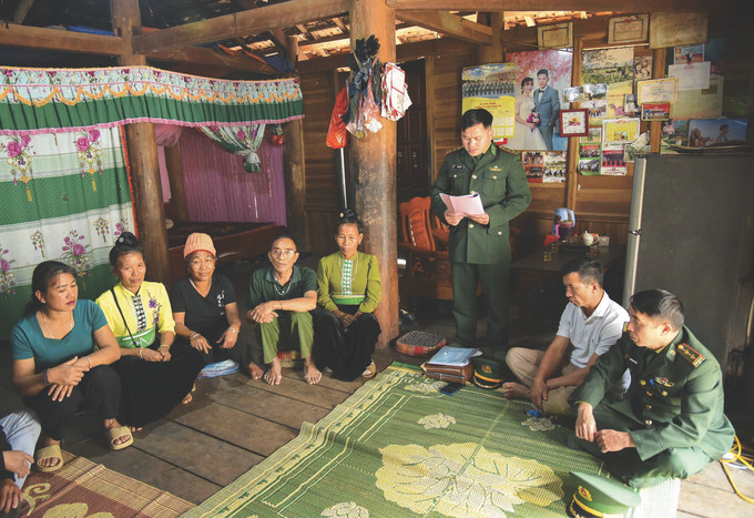 កងទ័ពការពារព្រំដែនខេត្ត ដៀនបៀន ផ្សព្វផ្សាយច្បាប់ជូនប្រជាជនតំបន់ព្រំដែន 2-boi doi bien phong tinh Dien Bien-xuan tu.jpg