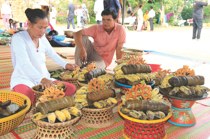 ភោជនាហាររបស់ជនជាតិ ចាម ក្នុងពិធីសែនព្រះធរណី net am thuc cham -anh 5-nguyen thanh.JPG