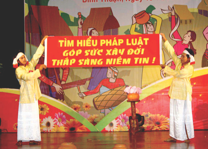 ការឃោសនា ផ្សព្វផ្សាយអប់រំច្បាប់នៅពិធីប្រលងសម្រាប់បងប្អូនជនជាតិជួយលើកកម្ពស់ការយល់ដឹងប្រជាជន រួមចំណែកលុបបំបាត់ទំនៀមទម្លាប់អន់ថយ dong bao thieu so (7).jpg